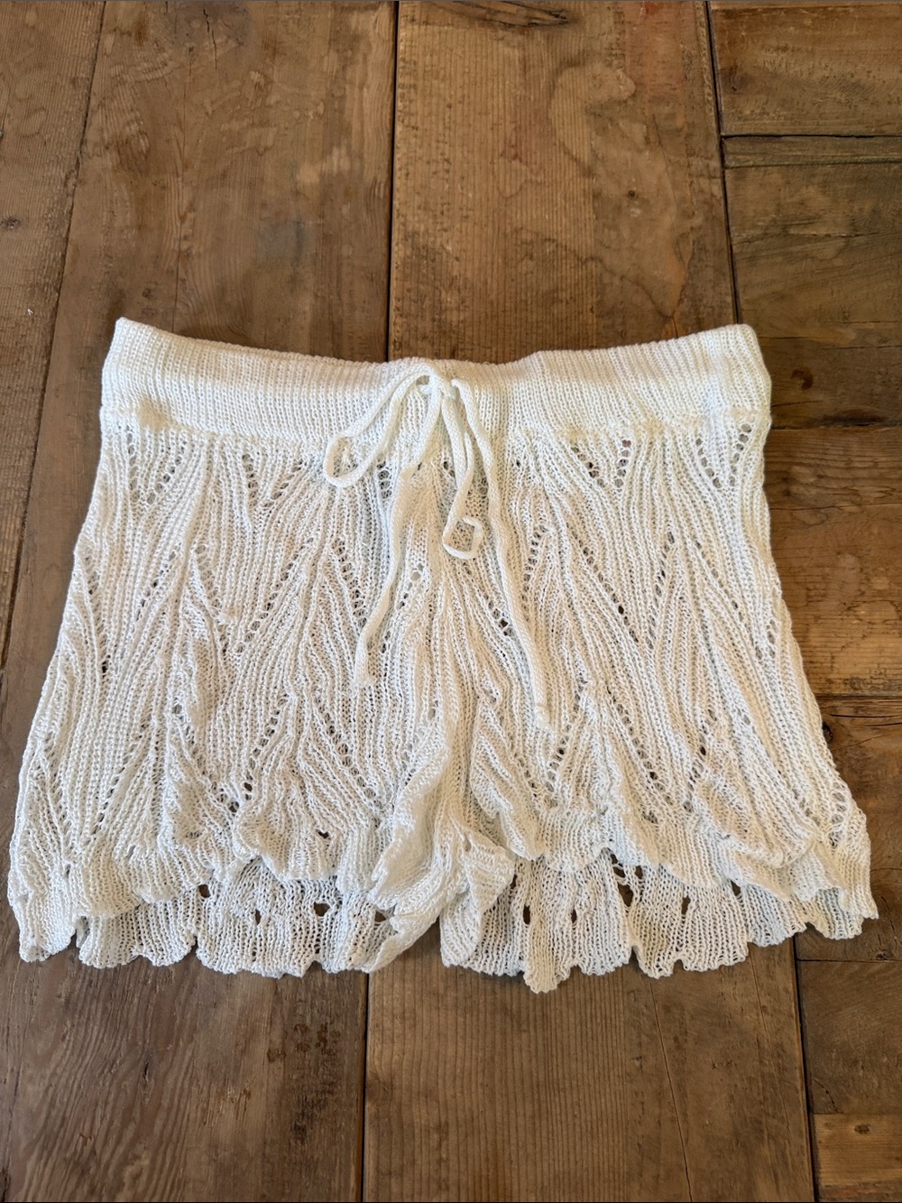 Women’s White Knit Scalloped Hem Shorts with Drawstring